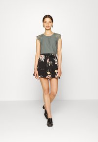 ONLY Petite ONLNOVA LUX JASMIN SKIRT - Minissaia - black