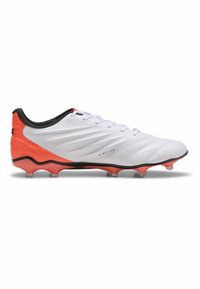 Crampon de football blanche et orange avec doublure intérieure noire, crampons sur la semelle et marquage "K-BETTER" sur le côté.