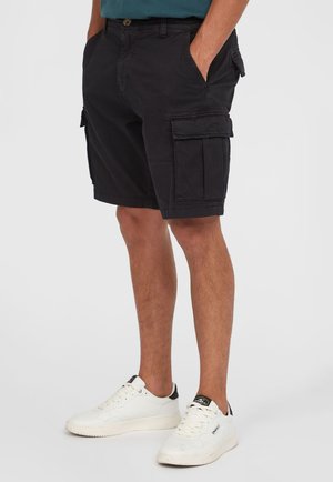 Pantalones cortos cargo negros con dos bolsillos laterales y cierre frontal de botón. Fabricados con un material duradero y con un ajuste holgado, presentan detalles de costura.