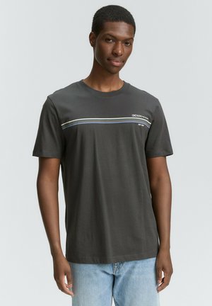 Grå kortærmet t-shirt i blødt bomuld med rund hals, med et horisontalt stribemønster i blå, gul og hvid.