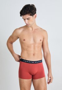 Tommy Hilfiger ORIGINAL TRUNK 3 PACK - Boxer alsónadrág - terra red/desert sky