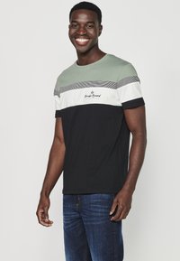 Koroshi SHORT SLEEVE  - Apdrukāts T-krekls - kaki   khaki