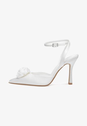 Valge satiiniga kõrge kontsaga tagant avatud king, terava otstega, reguleeritava pahkluu rihmaga ja lilleornamendiga peal.