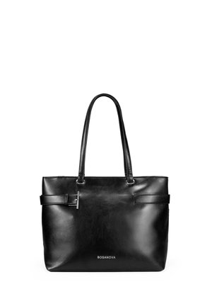 Bolso tote de cuero negro con asas dobles, que presenta un diseño elegante, detalles en hardware plateado y un sutil logo en la parte frontal.