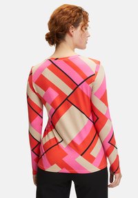 Betty Barclay PRINT MIT RUNDHALSAUSSCHNITT - Langarmshirt - red beige