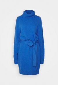 Abito maglione blu con collo alto, vita evidenziata da una cintura, maniche lunghe e polsini a coste. Texture morbida e design a tinta unita.