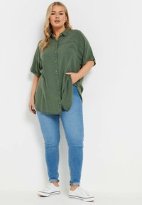 Yours Clothing SHORT SLEEVE   - Camicia - khaki