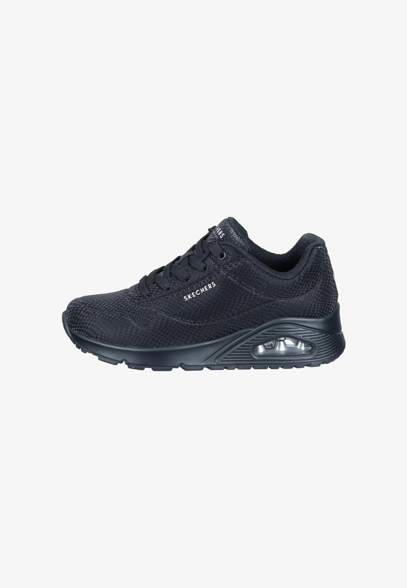 Zwarte sportieve schoenen met een geweven bovenkant van textuur, ronde neus en een gevoerde zool met een zichtbare luchtunit. Veters voor een veilige pasvorm.
