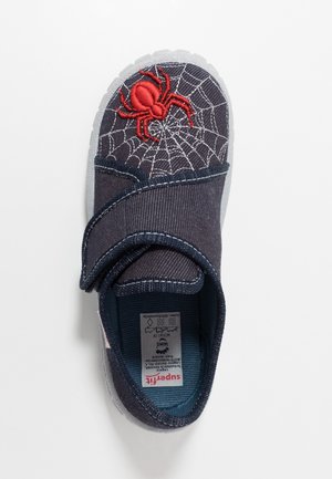 Zapatilla oscura para niño con una araña bordada roja y diseño de telaraña blanca en la punta y cierre de velcro.