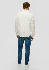 s.Oliver MIT AUFGESETZTER BRUSTTASCHE - Hemd - weiß