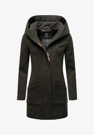 Tumši zaļš mētelis, izgatavots no teksturēta auduma, ar kapuci, divām priekšējām kabatām un ādas akcentiem uz rāvējslēdzējiem.