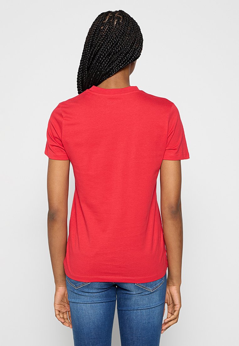 Rotes Baumwoll-T-Shirt mit rundem Halsausschnitt und kurzen Ärmeln, das eine glatte Textur und einen geraden Saum in der Taille aufweist.