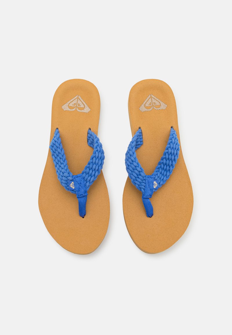 Mėlynos pintos šlepetės su ruda padu, turinčios tekstūruotą įdėklą ir logotipą šalia dirželių.