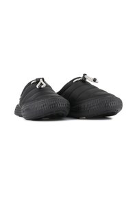 Chaussures noires à enfiler avec un dessus matelassé, semelle en caoutchouc texturé et lacets blancs contrastants. Conception légère adaptée à un usage décontracté.