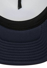 Gorra azul marino con una tela texturizada, con un borde negro y costuras internas. El interior es blanco, mostrando un diseño sencillo.