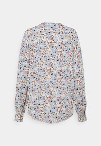 Bluzka z długim rękawem w jasnoniebieskim kolorze z kwiatowym wzorem, zawierającym fioletowe kwiaty i czerwone akcenty; lekka, o luźnym kroju.