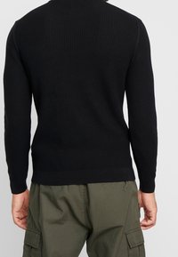 KIOMI Stickad tröja - black