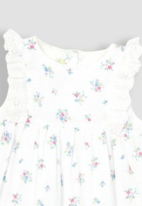 Vit klänning med blommönster i rosa och blått, med rundad halslinning och volangärmar med öglet trim.