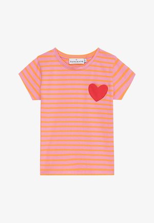 Gestreiftes T-Shirt mit pinken und orangen horizontalen Streifen, rundem Ausschnitt, kurzen Ärmeln und einem roten Herz-Patch auf der linken Brust.
