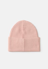 Touca de malha rosa com uma textura canelada e uma bainha dobrada, apresentando linhas verticais e um material suave e elástico.