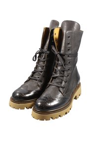 Stivali in pelle grigia con puntale lucido, tomaia texturizzata e fodera gialla. Dotati di occhielli, lacci e suola robusta per una migliore aderenza.