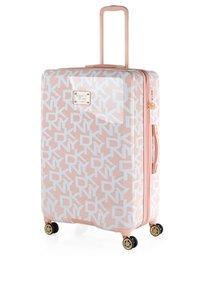 Maleta rígida rosa con patrón repetido de logotipos blancos, acentos dorados, asa retráctil y cuatro ruedas giratorias de 360 grados.