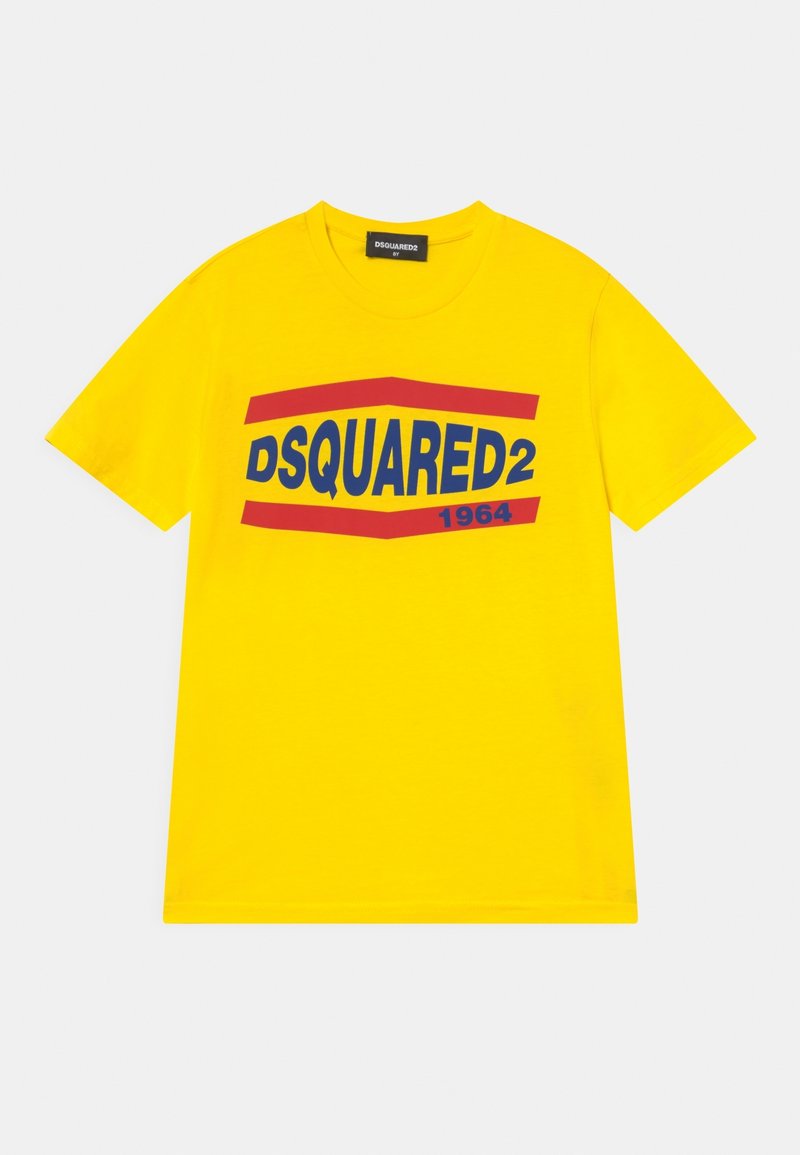 T-shirt jaune vif à manches courtes avec texte bleu "DSQUARED2" et lignes géométriques rouges au-dessus et en dessous, incluant l'année "1964" en rouge.