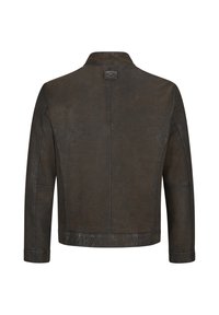 Braune Lederjacke mit hohem Kragen, klaren Linien und strukturierter Oberfläche. Verfügt über sichtbare Nähte und ein kleines Emblem auf der Rückseite.