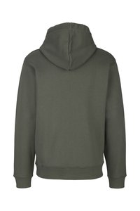 Olijfgroen hoodie gemaakt van zachte stof, met een relaxed fit, geribde manchetten en een kangoeroezak. Achteraanzicht weergegeven.