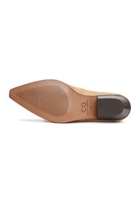 Pump nude din suede, cu vârf ascuțit și talpă din cauciuc maroniu. Dispune de un capac neted pentru toc și striații subtile pentru aderență.