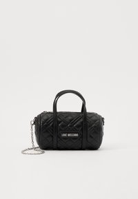 Borsa a tracolla nera trapuntata con due manici superiori e una tracolla a catena removibile. Presenta una placca con marchio sulla parte anteriore e una chiusura con zip.