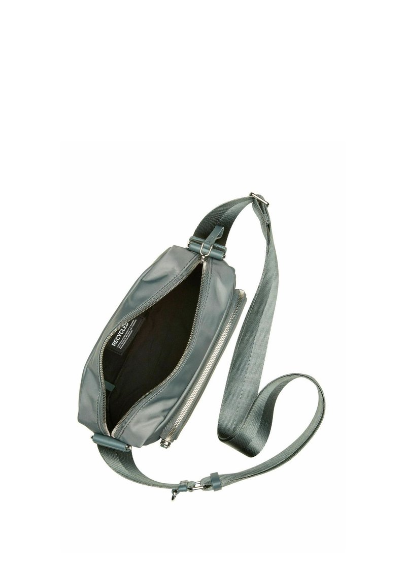 Grå nylonaxelväska med dragkedja, justerbar rem och innerficka. Slät textur med minimalistisk design.