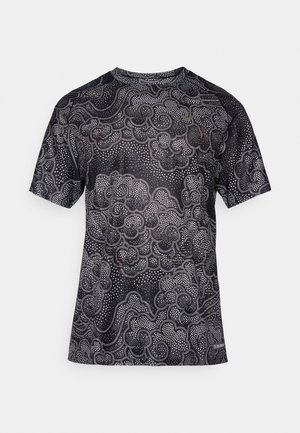 Μαύρο κοντομάνικο T-shirt με υφασμάτινο σχέδιο σύννεφου σε λευκές κουκκίδες, σχεδίαση με στρογγυλή λαιμόκοψη και ελαφρύ ύφασμα.