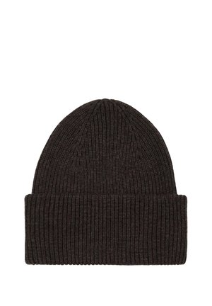 Gorro de punto acanalado de color marrón oscuro con puño doblado en la parte inferior, diseñado para brindar calor y un uso casual.