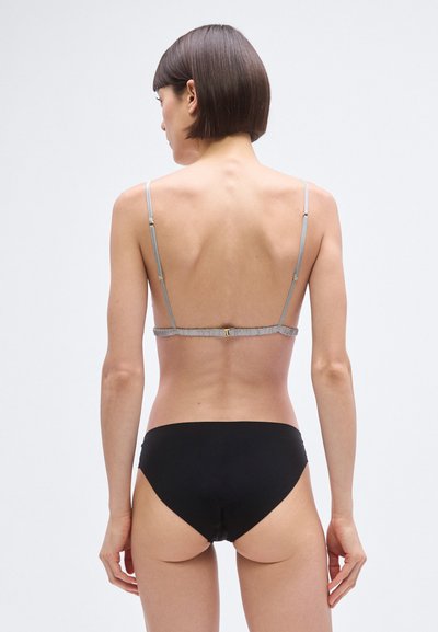 Mustad bikiinipõhjad, mis on kombineeritud hõbedase bikiinitopiga, millel on peen rüüs ja kullakarva metalldetail klambril.