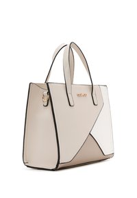 Bolso sintético beige y crema con diseño geométrico, bordes negros, asas dobles en la parte superior y acento dorado con logo en la parte delantera.