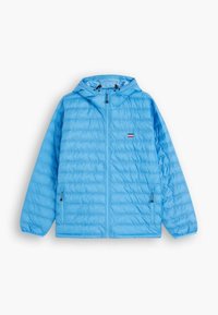 Veste matelassée bleu ciel avec capuche, dotée d'une fermeture éclair devant et de poches latérales. Le tissu a une texture lisse et un motif matelassé.