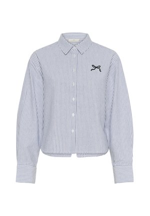 Svītru bultiņa krekls gaiši zilos un baltos toņos, ar melnu izšuvumu uz krūšu un piedurkņu apmalēm, ar nedaudz saīsinātu apakšmalu.