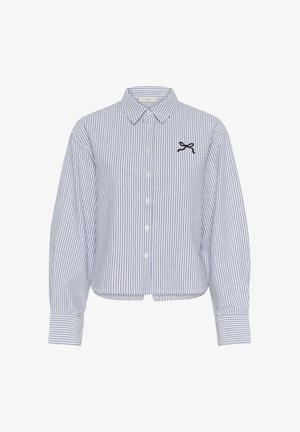 Pasiasta koszula z długim rękawem w jasnoniebieskim i białym kolorze, z czarną haftowaną kokardą na klatce piersiowej i mankietach oraz lekko skróconym dołem.