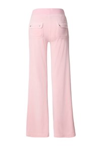 Rózsaszín, bőszárú nadrág puha anyagból, magas derékrésszel és két hátul zsebfedeles kapoccsal. Simább textúra és laza fazon.