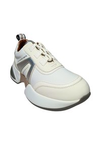 Baskets blanches avec une tige en cuir lisse, présentant des accents gris et une bande métallique argentée. Bout rond et semelle épaisse et sculptée.