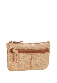 Pochette dorata scintillante realizzata in materiale testurizzato. Presenta un ampio scomparto principale con zip e una piccola tasca frontale con zip, arricchita da dettagli in oro.