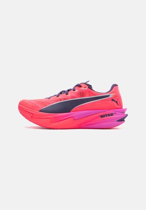 Puma DEVIATE NITRO ELITE HYROX - Matalavartiset tennarit - pure pink-electric orchid-deep plum