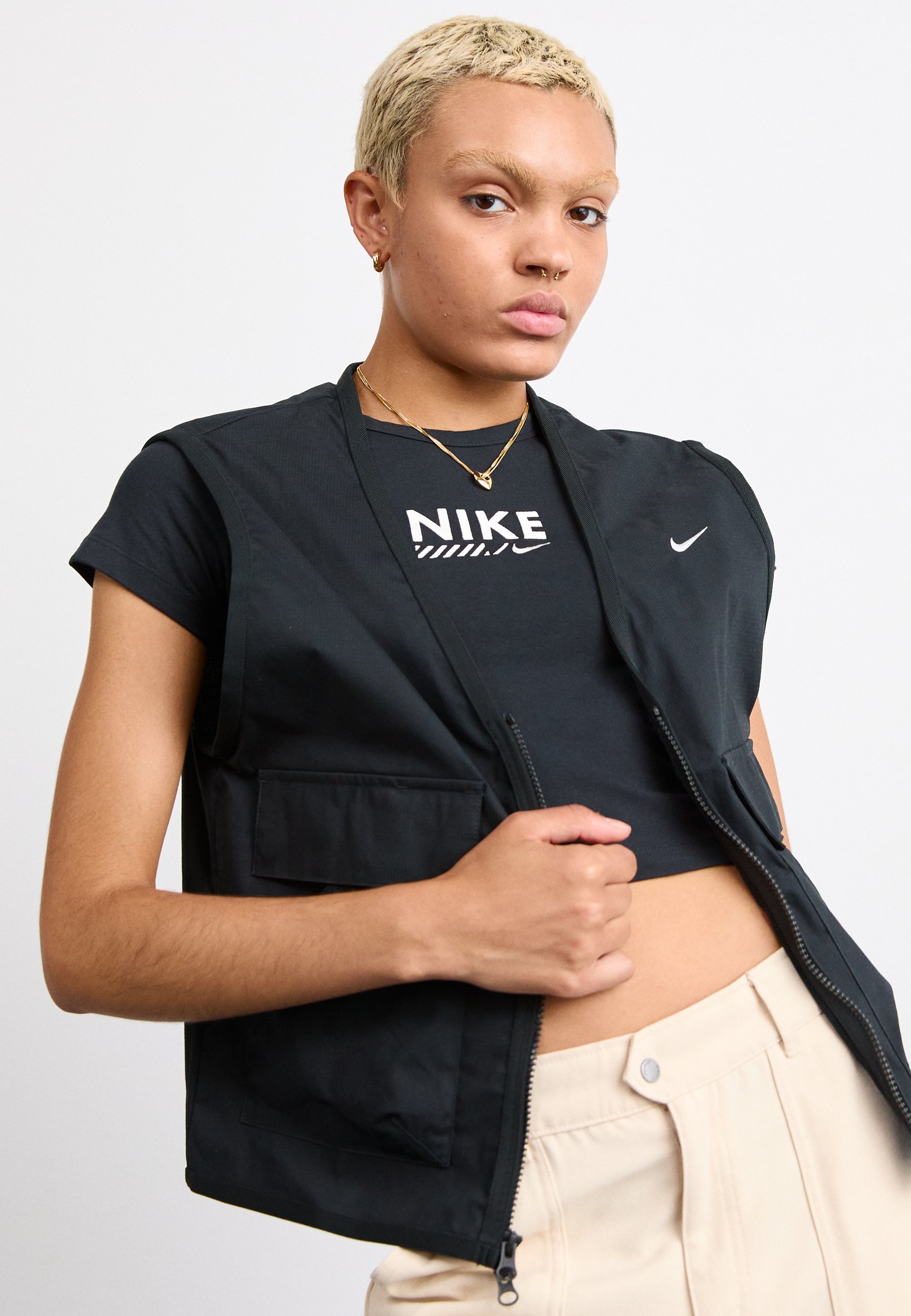 Nike Sportswear W NSW ESSTL WVN LSE CRGO VEST - Waistcoat - black