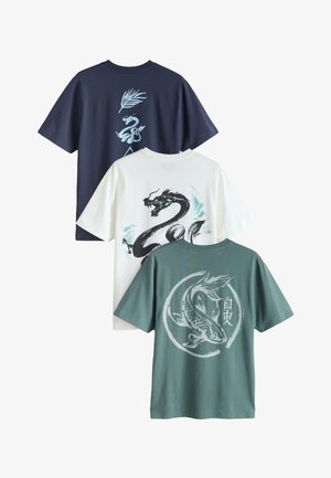 Drei kurzärmelige T-Shirts in Marineblau, Weiß und Türkis, jeweils mit einzigartigen, von Asien inspirierten Motiven: Drache, Koi-Fisch und Bambusblatt.