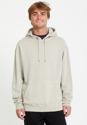 Sudadera con capucha de color gris claro, con cordones en la capucha, bolsillo frontal tipo canguro y puños acanalados. Textura suave, con un pequeño logo en el pecho.