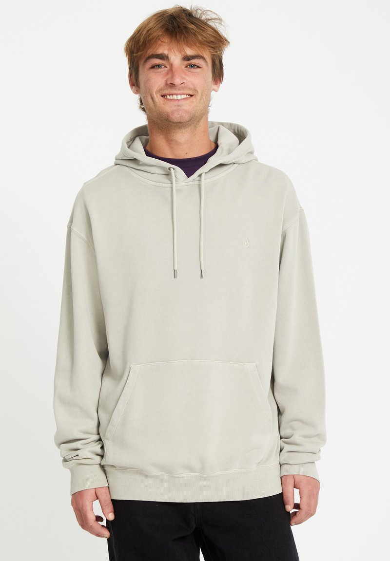 Lysegrå sweatshirt med hætte, snoretræk, frontlomme og ribbede manchetter. Glat tekstur med et lille logo på brystet.