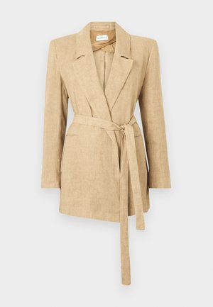 Blazer de lino beige con solapas con muesca, mangas largas, bolsillos frontales de ojal y un cinturón a juego que ciñe la cintura.