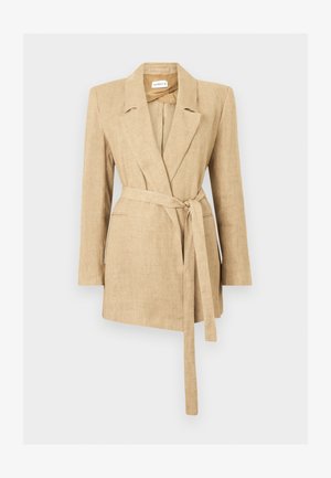 Blazer de lino beige con solapas con muesca, mangas largas, bolsillos frontales de ojal y un cinturón a juego que ciñe la cintura.