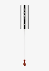 Prodotto per labbra Clinique con un tappo riflettente argentato, wand applicatore bianca e un liquido marrone sulla punta dell'applicatore.